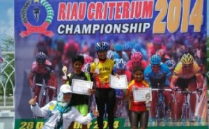 Noviana di podium juara 1 Kejuaran Nasional Riau Criterium Championship 2014. (Ist)
