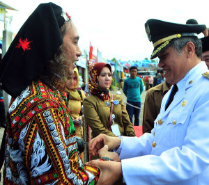 Fikar W Eda bersama Bupati Ruslan Abdul gani. (LGco_Khalis)
