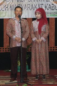 Kapolres baru Gayo Lues AKBP Bhakti E.Nurmansyah beserta istri saat memperkenalkan diri di Bale Musara Gayo Lues. (LGco_Anuar Syahadat)