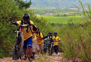 Jalan eks. PT.kKA Mendale-Kute Kering dilintasi pesepeda Central Aceh Bicycle Community (CABC) 2009 lalu. (LGco_Khalis)