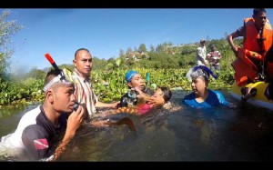 Anggota Gayo Diving Club (GDC) berhasil mengavakuasi korban hanyut di Peusangan. (Ist)