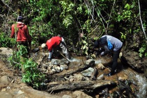 Pencarian giok Gayo di salahsatu anak sungai Wih Keruh. (LGco_Khalis)