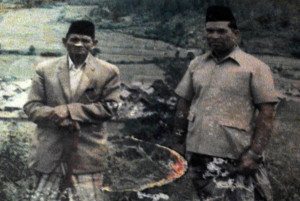 Tgk. H.Abdul Gani (kanan) dan Tgk. Ibrahim Mantiq (kiri)