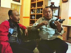Ketut Wiradnyana menunjukkan Keni Gayo yang menyerupai Black Ware yang ditemukan di Loyang Mendale. (LGco : Wein Mutuah)