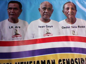 Tiga wartawan senior asal Aceh, penggagas Ekspedisi kekejaman Van Daalen di Gayo-Alas. (Foto : doc. LK. Ara) 