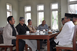 Para Arkeolog dijamu makan siang oleh Wakil Bupati Aceh Tengah, Khairul Asmara