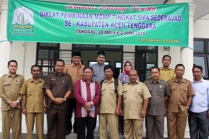 Kepala Dinas Pendidikan Aceh Drs. Hasanuddin Darjo, MM bersama para pejabat Dinas Pendidikan Aceh Tenggara dan guru, Kamis 28 Mei 2015. (Foto : Tarmizi AG)
