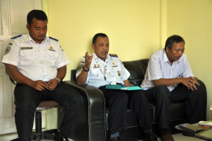 Kepala UPBU-Rembele, Syaifullah Siregar (tengah), PPK Bandara Blangkejeren, Sunartofo (kiri) dan PPK UPBU-Rembele, Yan Budianto (kanan)