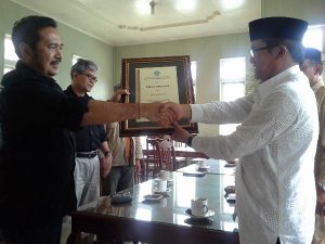 Penyerahan Piagam Penghargaan dari Kapuslit Arkenas Kepada Bupati Aceh Tengah