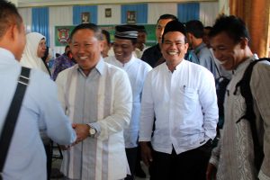 Kepala Dinas Pendidikan Aceh Drs. Hasanuddin Darjo, MM disambut para guru di Gayo Lues, Jumat 29 Mei 2015. (Foto : Tarmizi A. Gani)