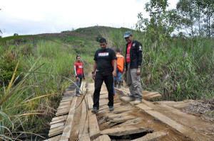 Dodi Rahmawan di salahsatu jembatan rusak di kecamatan Atu Lintang Aceh Tengah