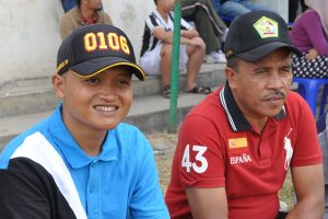Lettu Inf Gunawan Wibisono (kiri) bersama Kadisbudparpora Aceh Tengah, Amir Hamzah (kanan) saat menonton pertandingan sepak bola di Musara Alun. (LGco : Wein Mutuah)