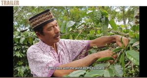 Muntasarun, petani kopi Gayo dalam film "Aroma of Heaven" membacakan mantera bertani kopi "Siti Kewe". 