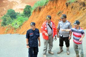 Kapolres Aceh Tengah bersama anggota DPRA Adam Mukhlis, Kapolsek Linge dan Camat Linge di lokasi bencana. (LGco_Kh)