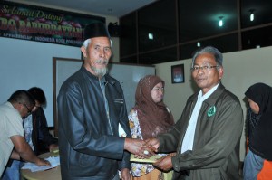 Ketua KBQ Baburrayyan, Rizwan Husin menyerahkan dana Fairtrade Premium