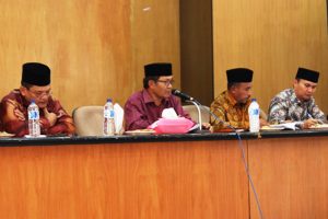 Foto: Wakil Bupati Aceh Tengah, Khairul Asmara didampingi para Asisten Setdakab ketika memberi pengarahan terkait persiapan keikutsertaan dalam Inovasi Pelayanan tahun 2016. (ist)