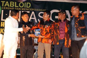 M. Amin Direktur Gayo Mandiri dan Pengurus PP Bener Meriah saat menerima buku pelelangan, buku tersebut terjual Rp. 13 Juta.