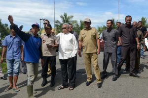 Gubernur Aceh dr. H. Zaini Abdullah meninjau kondisi banjir di Desa Buga, Kecamatan Seulimum, Aceh Besar Rabu 27 Januari 2016. Gubernur beserta rombongan meninjau sejumlah daerah yang terkena banjir di Aceh Besar dan Pidie, serta memberikan bantuan tanggap darurat untuk para korban.