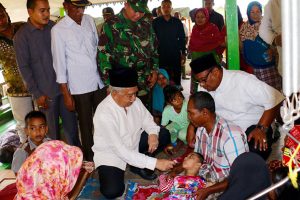 Gubernur Aceh dr. H. Zaini Abdullah melihat kondisi warga yang harus mengungsi akibat banjir di Padang Tiji, Pidie, Rabu  27 Januari 2016. Gubernur beserta rombongan meninjau sejumlah daerah yang terkena banjir di Aceh Besar dan Pidie, serta memberikan bantuan tanggap darurat untuk para korban.