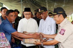 Gubernur Aceh, dr. H. Zaini Abdullah memberikan bantuan tanggap darurat kepada pengungsi korban banjir di Padang Tiji, Pidie, Rabu 27 januari 2016. Gubernur beserta rombongan meninjau sejumlah daerah yang terkena banjir di Aceh Besar dan Pidie, serta memberikan bantuan tanggap darurat untuk para korban.
