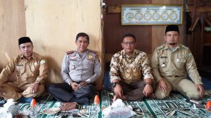 Dari kiri, Amir Hamzah, Kapolres Aceh Tengah, Kepala Kampung Lot Kala dan Camat Kebayakan