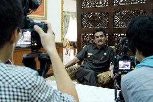 Cek Mad saat diwawancara oleh mahasiwa NTU Singapore untuk pembuatan film dokumenter "Pemulia Jame"