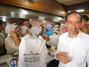 Jokowi di restoran Medan Baru Jakarta. (Foto : Murizal Hamzah)