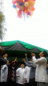 Pelepasan balon sebagai tanda peresmian dayah oleh Bupati Aceh Besar, Pejabat Kanwil Kemenag Aceh, Tokoh Masyarakat dan Pengurus Dayah Insan Qur'ani (Foto: Supri Ariu | LGco)