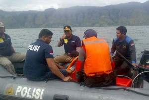 Kapolres memimpin patroli di destinai wisata Danau Lut Tawar