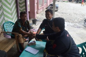 GPPR saat berkoordinasi dengan Kepala Desa Rerebe dalam menyalurkan bantuan untuk penyandang kusta (Foto: Ist)