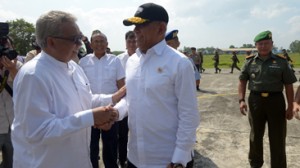 Gubernur Aceh, dr. H. Zaini Abdullah, melepas Menteri Pertahanan RI, Jenderal TNI (Purn) Ryamizard Ryacudu yang kembali ke Jakarta, melalui Landasan Udara Sultan Iskandar Muda Aceh, Aceh Besar, usai keduanya melakukan kunjungan kerja ke Kabupaten Aceh Jaya, Jumat 19/2).