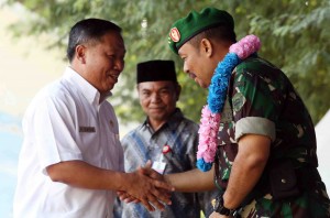 Pangdam Iskandar Muda, Mayjen TNI L. Rudy Polandi bersalaman dengan Kepala Dinas Pendidikan Aceh Hasannuddin Darjo, pada acara Flash Iridescent di SMA Negeri Modal Bangsa. 