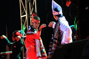 Icon saat menarikan tari Guru Didong pada pagelaran Gayo Art Summit di Banda Aceh (Foto: Ist)