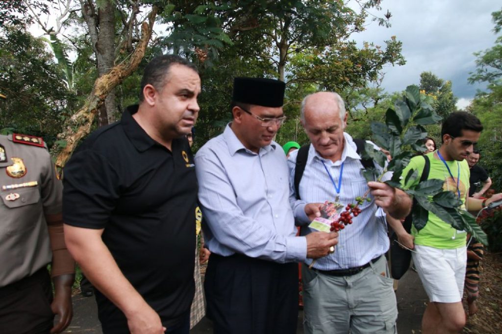 Foto: Bupati Aceh Tengah, Nasaruddin ketika mendampingi tim Specialty Coffee Association Europe (SCAE) di perkebunan kopi warga, 19 Nopember 2015