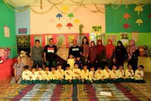Foto: Di akhir perjalanan selama sepekan di Gayo Lues kru Jejak Petualang terkesima saat melihat proses latihan tari Saman oleh anak-anak PAUD Terpadu di Desa Buntul Tajuk, Blangkejeren (dok. Diansyah)