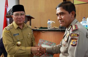 Kapolres Aceh Tengah, AKBP. Dodi Rahmawan ketika menyerahkan personil Bhabinkamtibmas Kepada Bupati Aceh Tengah, Ir. H. Nasaruddin, MM