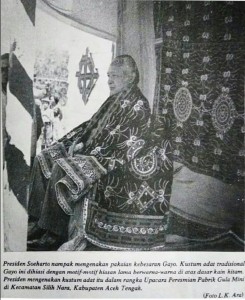 Presiden RI Soeharto denan Upuh Ulen-Ulen di Ketol Aceh Tengah tahun 1983. (foto : LK Ara)