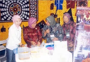 Syakdiah (paling kanan) saat pameran di Jakarta didampingi Balai Pelestarian Nilai Budaya Banda Aceh tahun 2007