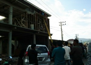 Evakuasi Pekerja Bangunan Tersengat Arus Listrik. (LGco : Wein Mutuah)
