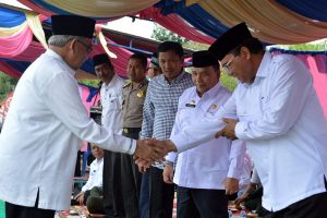 Gubernur Aceh, Zaini Abdullah ketika menghadiri BKMT di Kabupaten Bener Meriah bersama Bupati Aceh Tengah, Nasaruddin dan Sekda Bener Meriah, Ismarissiska