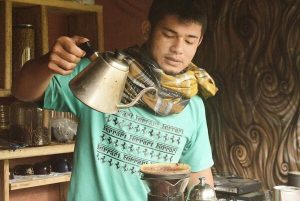 Alm Atep menjalankan profesinya sebagai barista di Seladang Coffee