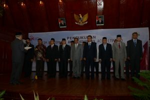 Gubernur Aceh, dr. H. Zaini Abdullah mengukuhkan Tim Percepatan Akses Keuangan Aceh (TPAKA) Di Anjong Mon Mata, Banda Aceh, Jumat (22/7).