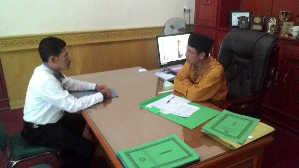 Sekda Aceh Tengah saat menerima Kana Emnurlis di ruang kerjanya
