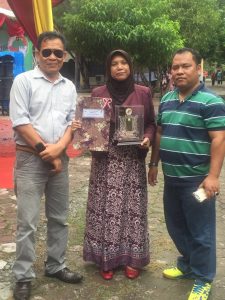 Rahmah diapit staf Disperindagkop ESDM Aceh Tengah, Maidin dan Teniro Jaya