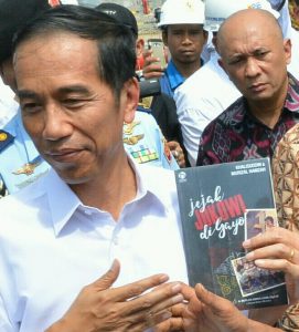 Buku Jejak Jokowi di Gayo yang ditulis Khalisuddin bersama Murizal Hamzah