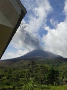 Gunung Sinabung yang Sampai saat ini Terus Memuntahkan Lahar. (Ist)