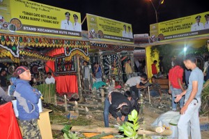 Kesibukan peserta Gebyar Kreatifitas Perempuan Gayo 2013 dari Kecamatan se-Aceh Tengah di Gelengang Musara Alun, Selasa 26 Juni 2013. (LGco | Kha A Zaghlul)