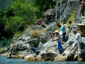 Suasana ketika lomba pancing ikan sedang berlangsung.(LGco-030)