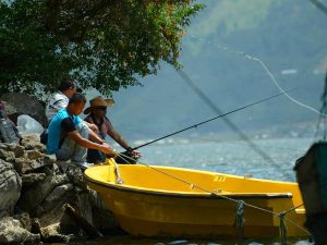 Kapolres Aceh Tengah AKBP Artanto, SIK, juga hadir dan menyemarakkan lomba pancing ikan di Danau Lut Tawar.(LGco-030).