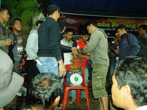 Penimbangan hasil pancingan ikan oleh juri dan panitia.(LGco-030)
